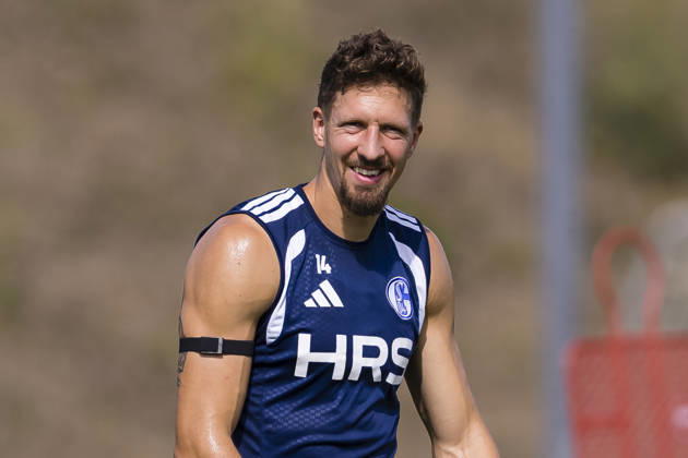 27.08.2026, Fussball, Training des FC Schalke 04. Janik Bachmann (FC Schalke 04) lacht. Gelsenkirchen Trainingsgelände FC Schalke 04 NRW Deutschland xRHR-FOTO YYx Copyright: RHR-FOTOx RHR-FOTO YY