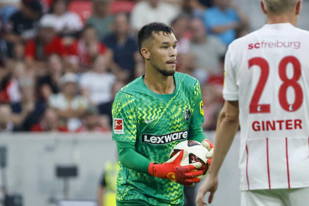 Mio Backhaus (SC Freiburg, 01) am Ball , Deutschland, Fussball, UEFA Conference League, Play-offs, 2026 2027, SC Freiburg vs. Motherwell FC, 27.08.2026, Freiburg im Breisgau Europa-Park Stadion Deutschland Copyright: xGrantxHubbsx