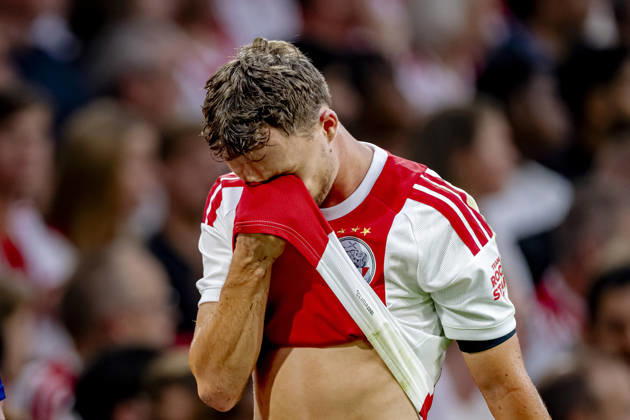 AMSTERDAM AFC Ajax Amsterdam midfielder Youri Regeer is forced off with an injury during the UEFA Conference League match at the Johan Cruijff ArenA on 27 August 2026 in Amsterdam, the Netherlands. (Photo by DeFodi Images) -