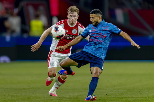 AMSTERDAM AFC Ajax Amsterdam forward Oliver Edvardsen and FC Sion defender Marquinhos during the UEFA Conference League at the Johan Cruijff ArenA on 27 August 2026 in Amsterdam, the Netherlands. (Photo by DeFodi Images) -