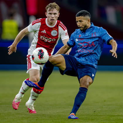 AMSTERDAM AFC Ajax Amsterdam forward Oliver Edvardsen and FC Sion defender Marquinhos during the UEFA Conference League at the Johan Cruijff ArenA on 27 August 2026 in Amsterdam, the Netherlands. (Photo by DeFodi Images) -