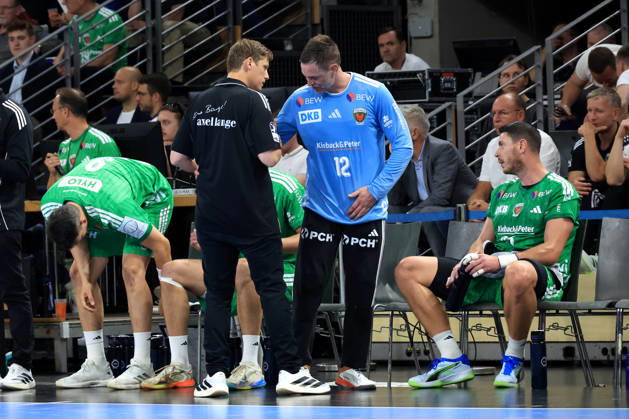 27.08.2026, GER Deutschland, Handball, 1.Bundesliga, 27.08.2026, Saison 2026 2027, Berlin, Fuechse Berlin vs Melsungen Cheftrainer Nicolej Krickau ( Fuechse Berlin ), Palicka, Andreas ( Fuechse Berlin 12 ), reden, diskutieren Berlin Max-Schmeling-Halle Berlin Deutschland Copyright: xNordphotox xEnglerx
