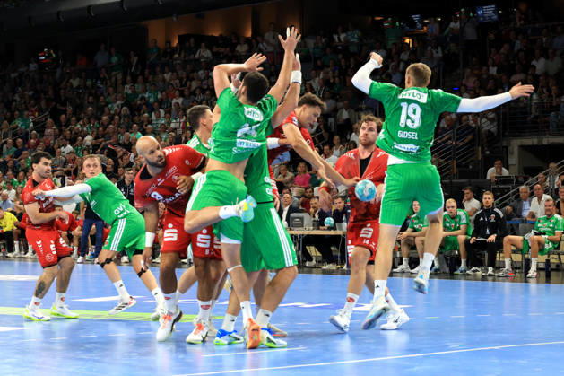 27.08.2026, GER Deutschland, Handball, 1.Bundesliga, 27.08.2026, Saison 2026 2027, Berlin, Fuechse Berlin vs Melsungen Mathias Gidsel ( Fuechse Berlin 19 ), Lauro Pichiri ( Fuechse Berlin 24 ), Aaron Mensing ( MT Melsungen 33 ), Adrian Sipos ( MT Melsungen 8 ) Berlin Max-Schmeling-Halle Berlin Deutschland Copyright: xNordphotox xEnglerx