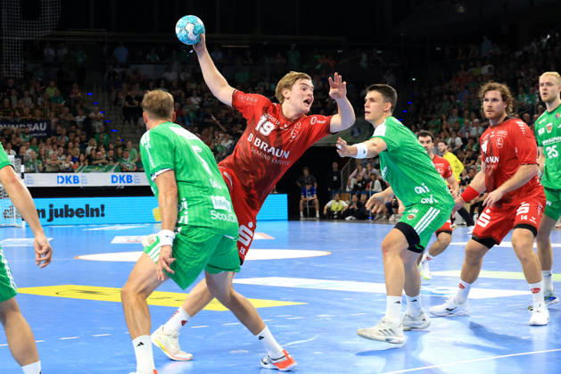 27.08.2026, GER Deutschland, Handball, 1.Bundesliga, 27.08.2026, Saison 2026 2027, Berlin, Fuechse Berlin vs Melsungen Max Darj ( Fuechse Berlin 5 ), Simak, Frederik ( Fuechse Berlin 9 ), Reynir Thor Stefansson ( MT Melsungen 19 ) Berlin Max-Schmeling-Halle Berlin Deutschland Copyright: xNordphotox xEnglerx
