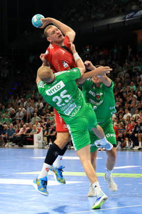 27.08.2026, GER Deutschland, Handball, 1.Bundesliga, 27.08.2026, Saison 2026 2027, Berlin, Fuechse Berlin vs Melsungen Simak, Frederik ( Fuechse Berlin 9 ), Matthes Langhoff ( Fuechse Berlin 25 ), Dainis Kristopans ( MT Melsungen 10 ) Berlin Max-Schmeling-Halle Berlin Deutschland Copyright: xNordphotox xEnglerx