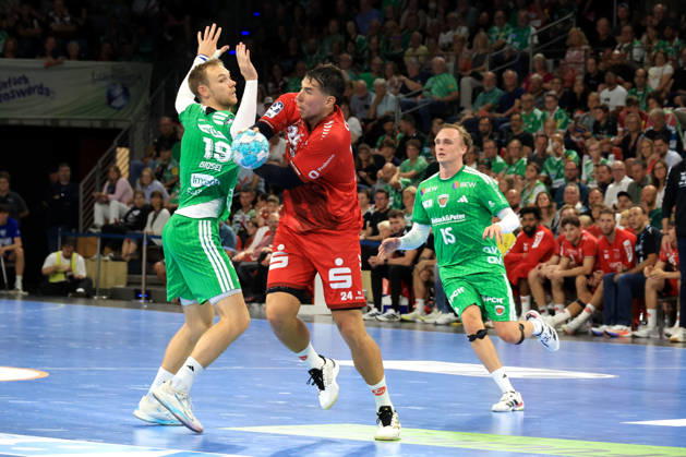 27.08.2026, GER Deutschland, Handball, 1.Bundesliga, 27.08.2026, Saison 2026 2027, Berlin, Fuechse Berlin vs Melsungen Mathias Gidsel ( Fuechse Berlin 19 ), Tobias Grondahl ( Fuechse Berlin 15 ), Daniel Dujshebaev ( MT Melsungen 24 ) Berlin Max-Schmeling-Halle Berlin Deutschland Copyright: xNordphotox xEnglerx