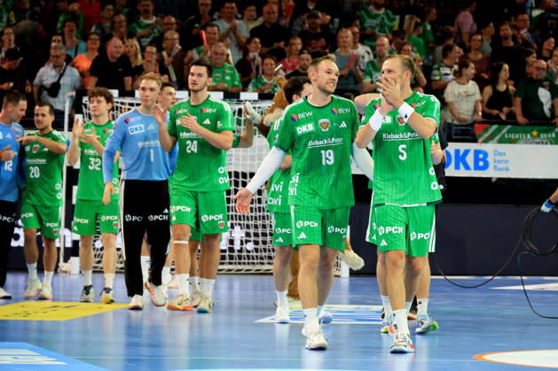 27.08.2026, GER Deutschland, Handball, 1.Bundesliga, 27.08.2026, Saison 2026 2027, Berlin, Fuechse Berlin vs Melsungen Fuechse-Spielerkreis, Mathias Gidsel ( Fuechse Berlin 19 ), Prantner, Leo ( Fuechse Berlin 6 )Jubel, jubelt, Freude, Glueck, gluecklich, positive Emotionen, Berlin Max-Schmeling-Halle Berlin Deutschland Copyright: xNordphotox xEnglerx
