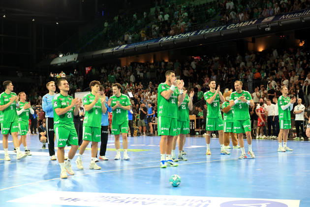 27.08.2026, GER Deutschland, Handball, 1.Bundesliga, 27.08.2026, Saison 2026 2027, Berlin, Fuechse Berlin vs Melsungen Fuechse-Spielerkreis, Mathias Gidsel ( Fuechse Berlin 19 ), Prantner, Leo ( Fuechse Berlin 6 )Jubel, jubelt, Freude, Glueck, gluecklich, positive Emotionen, Berlin Max-Schmeling-Halle Berlin Deutschland Copyright: xNordphotox xEnglerx