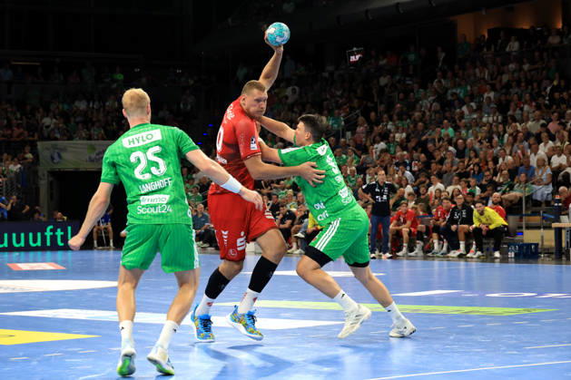 27.08.2026, GER Deutschland, Handball, 1.Bundesliga, 27.08.2026, Saison 2026 2027, Berlin, Fuechse Berlin vs Melsungen Simak, Frederik ( Fuechse Berlin 9 ), Matthes Langhoff ( Fuechse Berlin 25 ), Dainis Kristopans ( MT Melsungen 10 ) Berlin Max-Schmeling-Halle Berlin Deutschland Copyright: xNordphotox xEnglerx