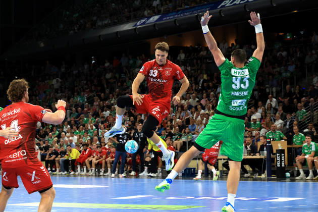 27.08.2026, GER Deutschland, Handball, 1.Bundesliga, 27.08.2026, Saison 2026 2027, Berlin, Fuechse Berlin vs Melsungen Mijajlo Marsenic ( Fuechse Berlin 93 ), Aaron Mensing ( MT Melsungen 33 ) Berlin Max-Schmeling-Halle Berlin Deutschland Copyright: xNordphotox xEnglerx