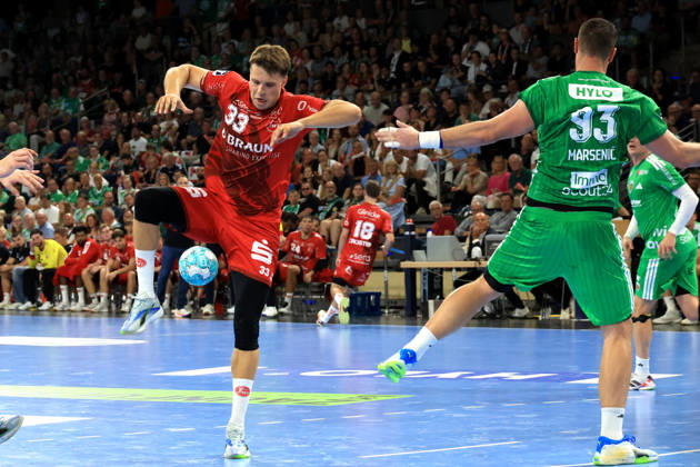 27.08.2026, GER Deutschland, Handball, 1.Bundesliga, 27.08.2026, Saison 2026 2027, Berlin, Fuechse Berlin vs Melsungen Mijajlo Marsenic ( Fuechse Berlin 93 ), Aaron Mensing ( MT Melsungen 33 ) Berlin Max-Schmeling-Halle Berlin Deutschland Copyright: xNordphotox xEnglerx