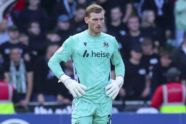 Torhueter Leo Weinkauf (Hannover 96) schaut enttaeuscht waehrend des Spiels des DFB-Pokals zwischen SV Hemelingen und Hannover 96, Weserstadion am 22. August 2026 in Bremen, Deutschland. (Foto von Marco Steinbrenner DeFodi Images) +++ Torhueter Leo Weinkauf (Hannover 96) looks dejected during the DFB-Pokal match between SV Hemelingen and Hannover 96t at Weserstadion on August 22, 2026 in Bremen, Germany. (Photo by Marco Steinbrenner DeFodi Images) (Photo by Marco Steinbrenner DeFodi Images) -