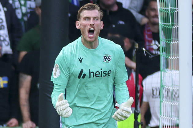 Torhueter Leo Weinkauf (Hannover 96) schaut enttaeuscht waehrend des Spiels des DFB-Pokals zwischen SV Hemelingen und Hannover 96, Weserstadion am 22. August 2026 in Bremen, Deutschland. (Foto von Marco Steinbrenner DeFodi Images) +++ Torhueter Leo Weinkauf (Hannover 96) looks dejected during the DFB-Pokal match between SV Hemelingen and Hannover 96t at Weserstadion on August 22, 2026 in Bremen, Germany. (Photo by Marco Steinbrenner DeFodi Images) (Photo by Marco Steinbrenner DeFodi Images) -