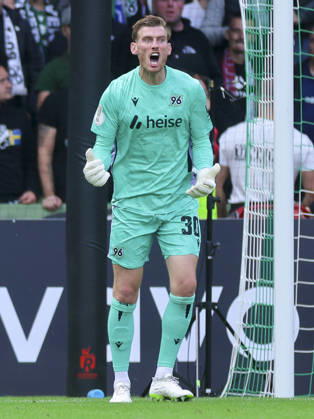 Torhueter Leo Weinkauf (Hannover 96) schaut enttaeuscht waehrend des Spiels des DFB-Pokals zwischen SV Hemelingen und Hannover 96, Weserstadion am 22. August 2026 in Bremen, Deutschland. (Foto von Marco Steinbrenner DeFodi Images) +++ Torhueter Leo Weinkauf (Hannover 96) looks dejected during the DFB-Pokal match between SV Hemelingen and Hannover 96t at Weserstadion on August 22, 2026 in Bremen, Germany. (Photo by Marco Steinbrenner DeFodi Images) (Photo by Marco Steinbrenner DeFodi Images) -
