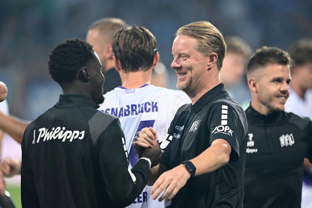 Schlussjubel, Jubel, jubeln, Freude, cheers, Trainer Timo SCHULTZ (VfL Osnabrueck) dankt dem Torschuetzen Ismail BADJIE (VfL Osnabrueck) Fussball 2. Bundesliga, 3. Spieltag, VfL Bochum (BO) - VfL Osnabrueck (OS) 0-1 am 28.08.2026 im Vonovia Ruhrstadion Bochum Deutschland. DFL regulations prohibit any use of photographs as image sequences and or quasi-video Â