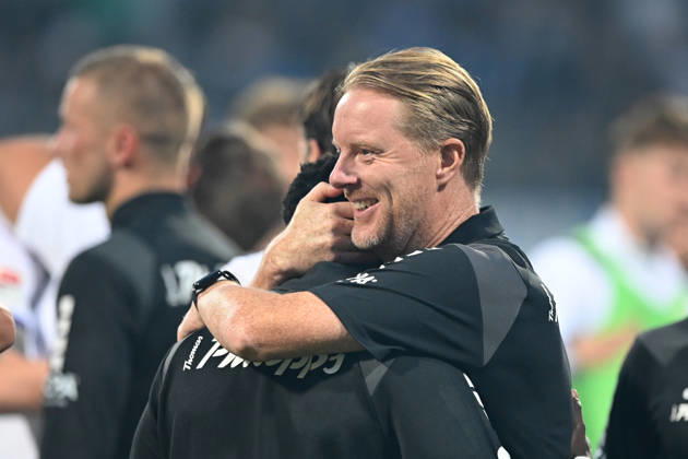 Schlussjubel, Jubel, jubeln, Freude, cheers, Trainer Timo SCHULTZ (VfL Osnabrueck) dankt dem Torschuetzen Ismail BADJIE (VfL Osnabrueck) Fussball 2. Bundesliga, 3. Spieltag, VfL Bochum (BO) - VfL Osnabrueck (OS) 0-1 am 28.08.2026 im Vonovia Ruhrstadion Bochum Deutschland. DFL regulations prohibit any use of photographs as image sequences and or quasi-video Â