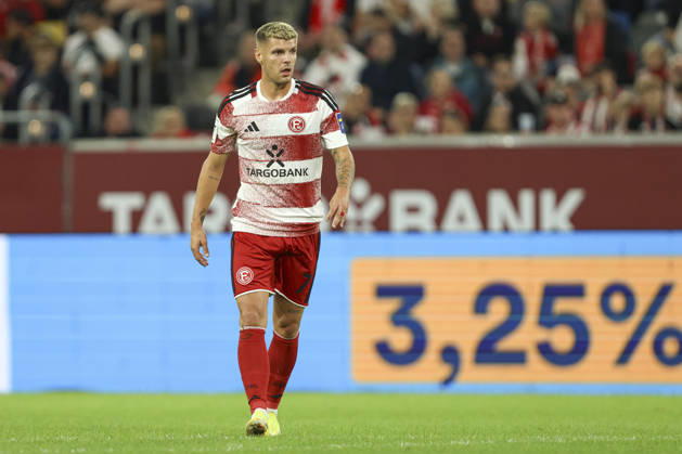 Erik Wekesser (Fortuna Duesseldorf) schaut waehrend des Spiels der 3. Liga zwischen Fortuna Duesseldorf und VfB Stuttgart II, Merkur Spiel-Arena am 28. August 2026 in Duesseldorf, Deutschland. (Foto von Oliver Kaelke DeFodi Images) +++ Erik Wekesser (Fortuna Duesseldorf) looks on during the 3. Liga match between Fortuna Duesseldorf and VfB Stuttgart II at Merkur Spiel-Arena on August 28, 2026 in Dusseldorf, Germany. (Photo by Oliver Kaelke DeFodi Images) DFB DFL REGULATIONS PROHIBIT ANY USE OF PHOTOGRAPHS AS IMAGE SEQUENCES AND OR QUASI-VIDEO. (Photo by Oliver Kaelke DeFodi Images) -