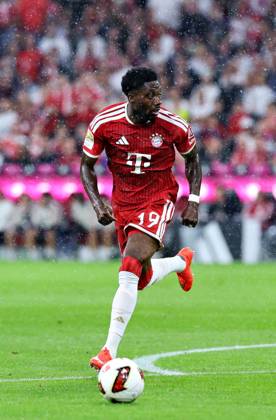 28.08.2026, GER, Fussball, Herren, 1. Bundesliga, Saison 2026 2027, 1. Spieltag, FC Bayern München vs. VfB Stuttgart Einzelaktion Aktion Ganze Figur Einzeln Freisteller Alphonso Davies (FC Bayern Muenchen 19) DFB DFL regulations prohibit any use of photographs as image sequences and or quasi-video München Allianz Arena Bayern Deutschland Copyright: xNordphoto Schneiderx
