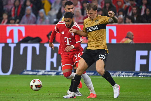 Ismael SAIBARI (Bayern Muenchen), Aktion,Zweikampf gegen Finn JELTSCH (VFB Stuttgart). Fussball 1. Bundesliga Saison 2026 2027, 1.Spieltag, Spieltag01, FC Bayern Muenchen - VfB Stuttgart 5-1 am 28.08.2026 , A L L I A N Z A R E N A.
