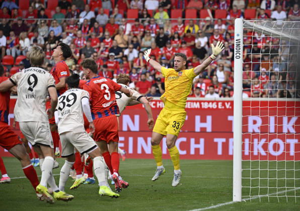 Strafraumszene, Torraumszene Torwart Thomas Daehne 1. FC Heidenheim 1846 FCH (33) 1. FC Heidenheim 1846 FCH vs SG Dynamo Dresden SGD 29.08.2026 DFL REGULATIONS PROHIBIT ANY USE OF PHOTOGRAPHS AS IMAGE SEQUENCES AND OR QUASI-VIDEO 1. FC Heidenheim 1846 FCH vs SG Dynamo Dresden SGD