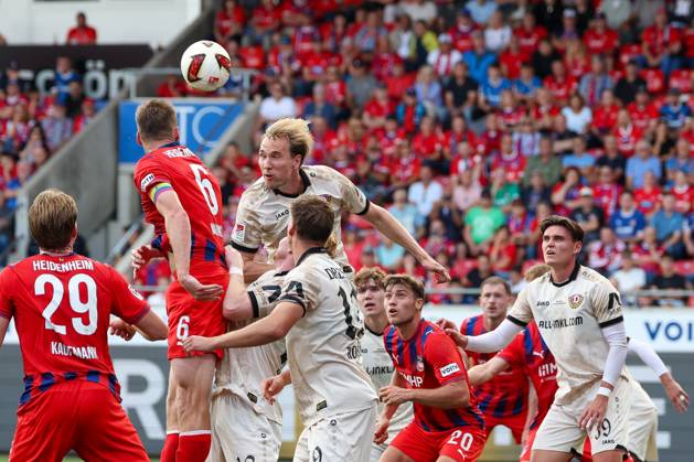 Vincent Vermeij 9 (SG Dynamo Dresden) mit einer Kopfballaktion gegen Patrick Mainka 6 (1FC Heidenheim 1846), 1. FC Heidenheim 1846 vs. SG Dynamo Dresden, Fussball, Maenner, 2. Bundesliga, Saison 2026 2027, Hinrunde, 3. Spieltag, 29.08.2026 DFB regulations prohibit any use of photographs as image sequences and or quasi-video Heidenheim Baden-Wuerttemberg Deutschland