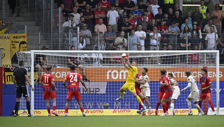 Strafraumszene, Torraumszene Torwart Thomas Daehne 1. FC Heidenheim 1846 FCH (33) Aktion 1. FC Heidenheim 1846 FCH vs SG Dynamo Dresden SGD 29.08.2026 DFL REGULATIONS PROHIBIT ANY USE OF PHOTOGRAPHS AS IMAGE SEQUENCES AND OR QUASI-VIDEO 1. FC Heidenheim 1846 FCH vs SG Dynamo Dresden SGD