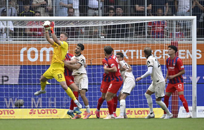 Strafraumszene, Torraumszene Torwart Thomas Daehne 1. FC Heidenheim 1846 FCH (33) Aktion 1. FC Heidenheim 1846 FCH vs SG Dynamo Dresden SGD 29.08.2026 DFL REGULATIONS PROHIBIT ANY USE OF PHOTOGRAPHS AS IMAGE SEQUENCES AND OR QUASI-VIDEO 1. FC Heidenheim 1846 FCH vs SG Dynamo Dresden SGD