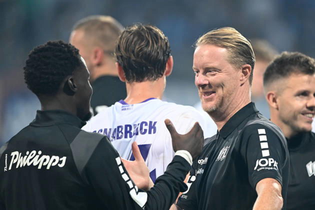 Schlussjubel, Jubel, jubeln, Freude, cheers, Trainer Timo SCHULTZ (VfL Osnabrueck) dankt dem Torschuetzen Ismail BADJIE (VfL Osnabrueck) Fussball 2. Bundesliga, 3. Spieltag, VfL Bochum (BO) - VfL Osnabrueck (OS) 0-1 am 28.08.2026 im Vonovia Ruhrstadion Bochum Deutschland. DFL regulations prohibit any use of photographs as image sequences and or quasi-video Â