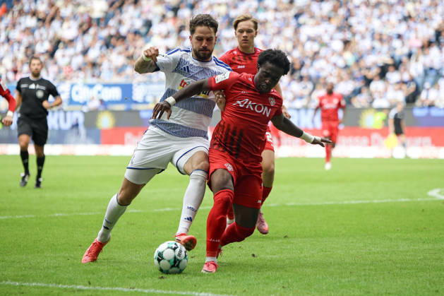 29.08.2026, GER, Fussball, Herren, 3. Liga, Saison 2026 2027, MSV Duisburg - FC Würzburger Kickers m9 und Pedro Muteba (Würzburg) im Kampf um den Ball Duisburg schauinsland-reisen-Arena Nordrhein-Westfalen Deutschland Copyright: xAdrianxSchlüterx
