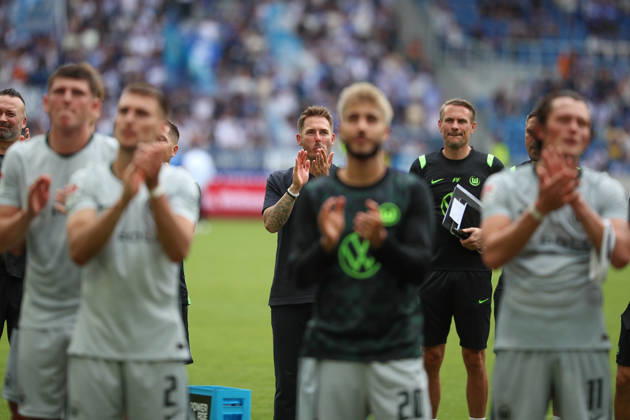 Tobias Strobl (VfL Wolfsburg, Chef-Trainer) mit der Mannschaft bei den Fans nach dem Sieg, Karlsruher SC vs. VfL Wolfsburg, 2. Bundesliga, 3. Spieltag, 2026 2027, 29.08.2026, DFL REGULATIONS PROHIBIT ANY USE OF PHOTOGRAPHS AS IMAGE SEQUENCES AND OR QUASI-VIDEO, Karlsruher SC vs. VfL Wolfsburg, 2. Bundesliga, 3. Spieltag, 2026 2027, 29.08.2026 Karlsruhe Copyright: xEibner-Pressefoto JanxPrihodax EP_JPA