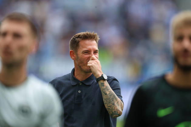 Tobias Strobl (VfL Wolfsburg, Chef-Trainer) bei den Fans nach der Partie, Karlsruher SC vs. VfL Wolfsburg, 2. Bundesliga, 3. Spieltag, 2026 2027, 29.08.2026, DFL REGULATIONS PROHIBIT ANY USE OF PHOTOGRAPHS AS IMAGE SEQUENCES AND OR QUASI-VIDEO, Karlsruher SC vs. VfL Wolfsburg, 2. Bundesliga, 3. Spieltag, 2026 2027, 29.08.2026 Karlsruhe Copyright: xEibner-Pressefoto JanxPrihodax EP_JPA