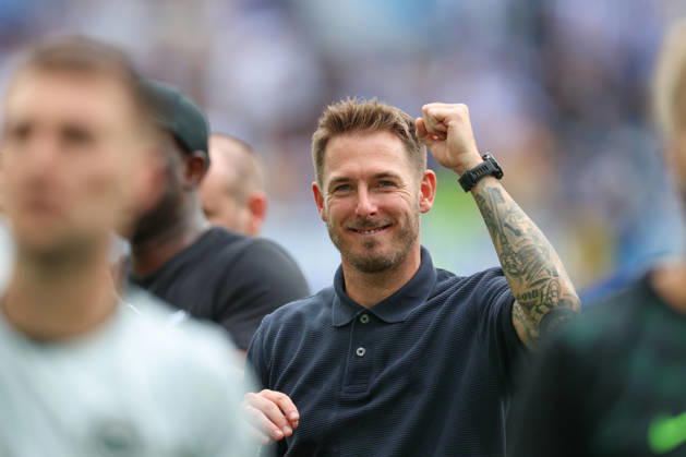Tobias Strobl (VfL Wolfsburg, Chef-Trainer) happy bei den Fans, Karlsruher SC vs. VfL Wolfsburg, 2. Bundesliga, 3. Spieltag, 2026 2027, 29.08.2026, DFL REGULATIONS PROHIBIT ANY USE OF PHOTOGRAPHS AS IMAGE SEQUENCES AND OR QUASI-VIDEO, Karlsruher SC vs. VfL Wolfsburg, 2. Bundesliga, 3. Spieltag, 2026 2027, 29.08.2026 Karlsruhe Copyright: xEibner-Pressefoto JanxPrihodax EP_JPA
