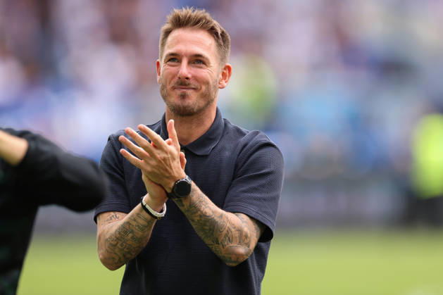 Tobias Strobl (VfL Wolfsburg, Chef-Trainer) in der Kurve bei den Fans, Karlsruher SC vs. VfL Wolfsburg, 2. Bundesliga, 3. Spieltag, 2026 2027, 29.08.2026, DFL REGULATIONS PROHIBIT ANY USE OF PHOTOGRAPHS AS IMAGE SEQUENCES AND OR QUASI-VIDEO, Karlsruher SC vs. VfL Wolfsburg, 2. Bundesliga, 3. Spieltag, 2026 2027, 29.08.2026 Karlsruhe Copyright: xEibner-Pressefoto JanxPrihodax EP_JPA