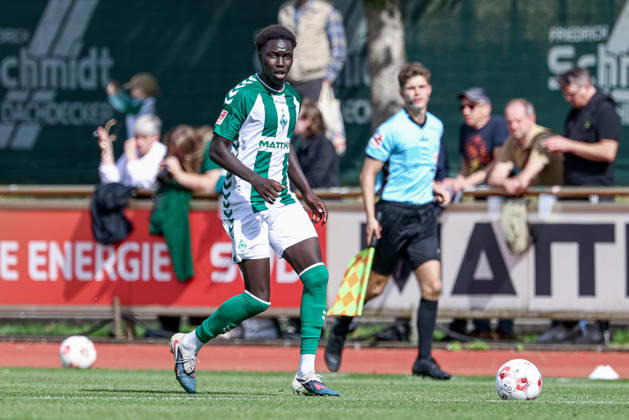 Ramiz Hamouda (SV Werder Bremen II, 24) am Ball, Einzelbild, Ganzkörper, Aktion, Action, Spielszene, 29.08.2026, Bremen (Deutschland), Fussball, Regionalliga Nord, SV Werder Bremen II - HSC Hannover