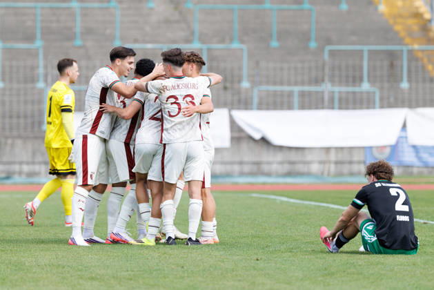 Team (FC Augsburg II) Tor zum 2 : 1 beim Spiel zwischen FC Augsburg II v SC Eltersdorf, Fussball, Herren, Regionalliga Bayern, 2026 2027, 6.Spieltag am 29.08.2026 in Augsburg, Rosenaustadion. Bayern Deutschland