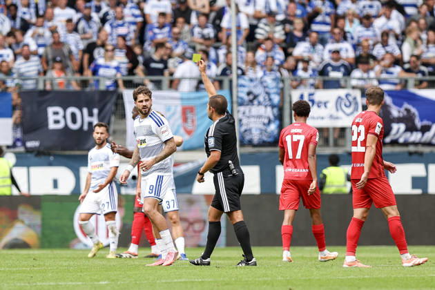 29.08.2026, GER, Fussball, Herren, 3. Liga, Saison 2026 2027, MSV Duisburg - FC Würzburger Kickers Lex-Tyger Lobinger (Duisburg) erhält die gelbe Karte von Schiedsrichter Niclas Rose Duisburg schauinsland-reisen-Arena Nordrhein-Westfalen Deutschland Copyright: xAdrianxSchlüterx