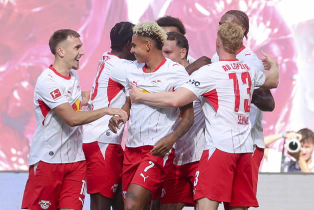 Antonio Nusa (RB Leipzig) bejubelt seinen Treffer mit den Teamkollegen waehrend des Spiels der 1. Bundesliga zwischen RB Leipzig und Borussia Moenchengladbach, Red Bull Arena am 29. August 2026 in Leipzig, Deutschland. (Foto von Marco Steinbrenner DeFodi Images) +++ Antonio Nusa (RB Leipzig) celebrates his goal with teammates during the Bundesliga match between RB Leipzig and Borussia Moenchengladbach at Red Bull Arena on August 29, 2026 in Leipzig, Germany. (Photo by Marco Steinbrenner DeFodi Images) DFB DFL REGULATIONS PROHIBIT ANY USE OF PHOTOGRAPHS AS IMAGE SEQUENCES AND OR QUASI-VIDEO. (Photo by Marco Steinbrenner DeFodi Images) -