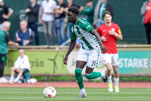 Ramiz Hamouda (SV Werder Bremen II, 24) am Ball, Einzelbild, Ganzkörper, Aktion, Action, Spielszene, 29.08.2026, Bremen (Deutschland), Fussball, Regionalliga Nord, SV Werder Bremen II - HSC Hannover
