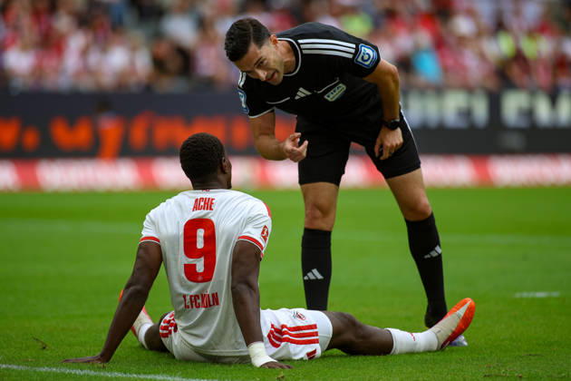 29.08.2026, GER, Fussball, Herren, Bundesliga , 1. Bundesliga, Saison 2026 2027, 1. FC Köln - TSG 1899 Hoffenheim Ragnar Ache (KOE) liegt verletzt am Boden Copyright: xSvenxHanischx