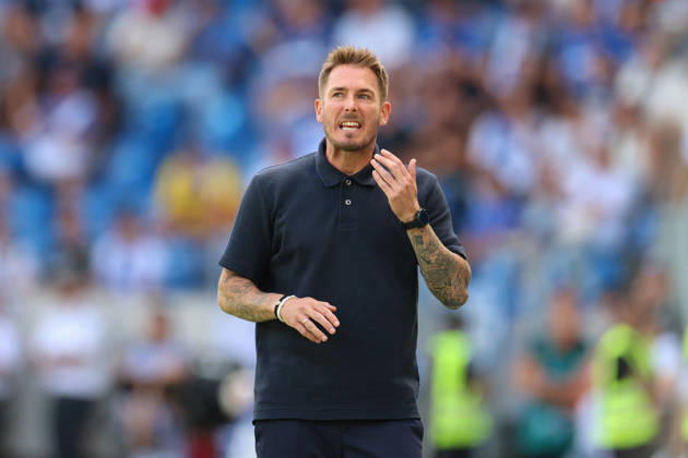 Tobias Strobl (VfL Wolfsburg, Chef-Trainer) in Aktion, Karlsruher SC vs. VfL Wolfsburg, 2. Bundesliga, 3. Spieltag, 2026 2027, 29.08.2026, DFL REGULATIONS PROHIBIT ANY USE OF PHOTOGRAPHS AS IMAGE SEQUENCES AND OR QUASI-VIDEO, Karlsruher SC vs. VfL Wolfsburg, 2. Bundesliga, 3. Spieltag, 2026 2027, 29.08.2026 Karlsruhe Copyright: xEibner-Pressefoto JanxPrihodax EP_JPA