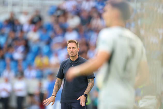Tobias Strobl (VfL Wolfsburg, Chef-Trainer) sucht Blickkontakt zu Kilian Fischer (VfL Wolfsburg, 02), Karlsruher SC vs. VfL Wolfsburg, 2. Bundesliga, 3. Spieltag, 2026 2027, 29.08.2026, DFL REGULATIONS PROHIBIT ANY USE OF PHOTOGRAPHS AS IMAGE SEQUENCES AND OR QUASI-VIDEO, Karlsruher SC vs. VfL Wolfsburg, 2. Bundesliga, 3. Spieltag, 2026 2027, 29.08.2026 Karlsruhe Copyright: xEibner-Pressefoto JanxPrihodax EP_JPA