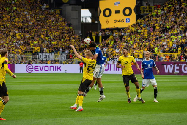 Daniel Svensson (Borussia Dortmund, 24) und Martin Adeline (Hamburger SV, 05), GER BVB Borussia Dortmund 09 vs. Hamburger SV, Fussball, Bundesliga, Spieltag 01, Saison 2026 2027, 29.09.2026 DFB DFL REGULATIONS PROHIBIT ANY USE OF PHOTOGRAPHS AS IMAGE SEQUENCES AND OR QUASI-VIDEO, GER BVB Borussia Dortmund 09 vs. Hamburger SV, Fussball, Bundesliga, Spieltag 01, Saison 2026 2027, 29.09.2026 Dortmund Copyright: xEibner-Pressefoto FabianxFriesex EP_FFE