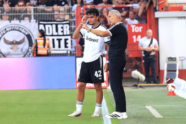 29.08.2026, GER , Fussball, 1.Fussballbundesliga, 2026 2027, Alte Foersterei, 1.FC Union vs. Eintracht Frankfurt Cheftrainer Ali Huetter ( Eintracht Frankfurt ), Can Uzum ( Eintracht Frankfurt 42 ) reden, diskutieren 1. Liga: DFB DFL regulations prohibit any use of photographs as image sequences and or quasi-video) Berlin Stadion Alte Foersterei Berlin Deutschland Copyright: xNordphotox xEnglerx
