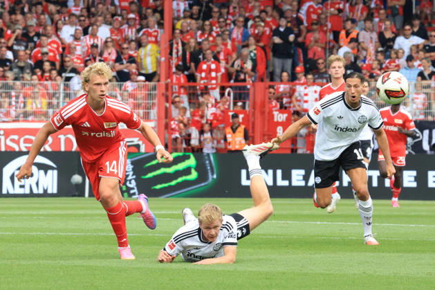29.08.2026, GER , Fussball, 1.Fussballbundesliga, 2026 2027, Alte Foersterei, 1.FC Union vs. Eintracht Frankfurt Leopold Querfeld ( 1.FC Union Berlin 14 ), JONATHAN BURKARDT ( Eintracht Frankfurt 9 ), YOUNES EBNOUTALIB ( Eintracht Frankfurt 11 ) 1. Liga: DFB DFL regulations prohibit any use of photographs as image sequences and or quasi-video) Berlin Stadion Alte Foersterei Berlin Deutschland Copyright: xNordphotox xEnglerx