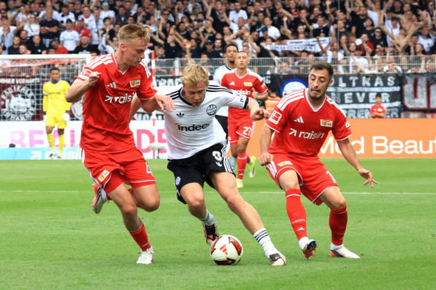 29.08.2026, GER , Fussball, 1.Fussballbundesliga, 2026 2027, Alte Foersterei, 1.FC Union vs. Eintracht Frankfurt Zeno Van Den Bosch ( 1.FC Union Berlin 4 ), Josip Juranovic ( 1.FC Union Berlin 18 ), JONATHAN BURKARDT ( Eintracht Frankfurt 9 ) 1. Liga: DFB DFL regulations prohibit any use of photographs as image sequences and or quasi-video) Berlin Stadion Alte Foersterei Berlin Deutschland Copyright: xNordphotox xEnglerx