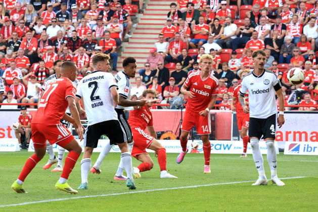 29.08.2026, GER , Fussball, 1.Fussballbundesliga, 2026 2027, Alte Foersterei, 1.FC Union vs. Eintracht Frankfurt Marin Ljubicic ( 1.FC Union Berlin 27 ), Tim Skarke (1 .FC Union Berlin 21 ), Leopold Querfeld ( 1.FC Union Berlin 14 ), Elias Braun ( Eintracht Frankfurt 2 ), Erik Durm ( Eintracht Frankfurt 37 ), Robin Koch ( Eintracht Frankfurt 4 ) 1. Liga: DFB DFL regulations prohibit any use of photographs as image sequences and or quasi-video) Berlin Stadion Alte Foersterei Berlin Deutschland Copyright: xNordphotox xEnglerx