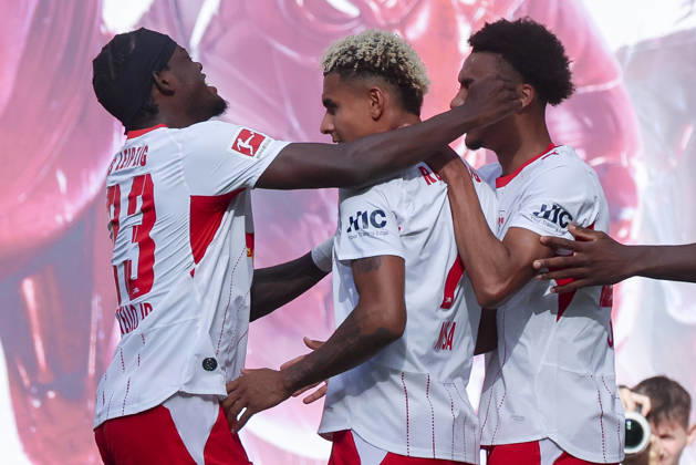 Antonio Nusa (RB Leipzig) bejubelt seinen Treffer zum 2:0 mit Castello Lukeba (RB Leipzig) und Tidiam Gomis (RB Leipzig) waehrend des Spiels der 1. Bundesliga zwischen RB Leipzig und Borussia Moenchengladbach, Red Bull Arena am 29. August 2026 in Leipzig, Deutschland. (Foto von Marco Steinbrenner DeFodi Images) +++ Antonio Nusa (RB Leipzig) celebrates after scoring his teams second goal with Castello Lukeba (RB Leipzig) and Tidiam Gomis (RB Leipzig) during the Bundesliga match between RB Leipzig and Borussia Moenchengladbach at Red Bull Arena on August 29, 2026 in Leipzig, Germany. (Photo by Marco Steinbrenner DeFodi Images) DFB DFL REGULATIONS PROHIBIT ANY USE OF PHOTOGRAPHS AS IMAGE SEQUENCES AND OR QUASI-VIDEO. (Photo by Marco Steinbrenner DeFodi Images) -