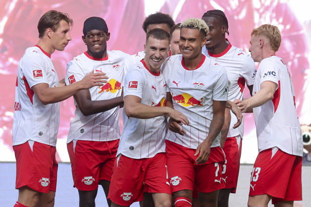 Antonio Nusa (RB Leipzig) bejubelt seinen Treffer mit den Teamkollegen waehrend des Spiels der 1. Bundesliga zwischen RB Leipzig und Borussia Moenchengladbach, Red Bull Arena am 29. August 2026 in Leipzig, Deutschland. (Foto von Marco Steinbrenner DeFodi Images) +++ Antonio Nusa (RB Leipzig) celebrates his goal with teammates during the Bundesliga match between RB Leipzig and Borussia Moenchengladbach at Red Bull Arena on August 29, 2026 in Leipzig, Germany. (Photo by Marco Steinbrenner DeFodi Images) DFB DFL REGULATIONS PROHIBIT ANY USE OF PHOTOGRAPHS AS IMAGE SEQUENCES AND OR QUASI-VIDEO. (Photo by Marco Steinbrenner DeFodi Images) -