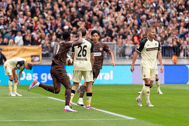 Tor zum 1:2 Abdoulie Ceesay (FC St. Pauli, 09) jubelt Jubel mit Taichi Hara (FC St. Pauli, 18), GER, FC St. Pauli vs. 1. FC Kaiserslautern, Fussball, 2. Bundesliga, Spieltag 3, Saison 2026 2027, 30.08.2026 DFL REGULATIONS PROHIBIT ANY USE OF PHOTOGRAPHS AS IMAGE SEQUENCES AND OR QUASI-VIDEO GER, FC St. Pauli vs. 1. FC Kaiserslautern, Fussball, 2. Bundesliga, Spieltag 3, Saison 2026 2027, 30.08.2026 Hamburg Copyright: xEibner-Pressefoto MaxxVincenx EP_MVN