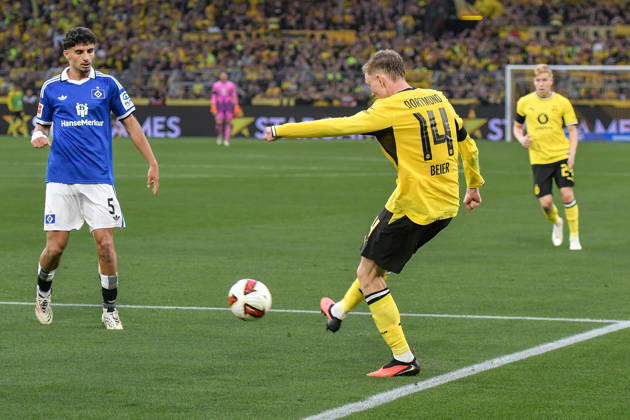 Strafraumszene Torchance von Maximilian Beier (Dortmund 14) Martin Adeline (SV 5) (li.) 29.08.2026 ¢ Fussball ¢ Borussia Dortmund vs Hamburger SV, Signal Iduna Park, Dortmund, DFB DFL REGULATIONS PROHIBIT ANY USE OF PHOTOGRAPHS AS IMAGE SEQUENCES AND OR QUASI-VIDEO NRW Germany